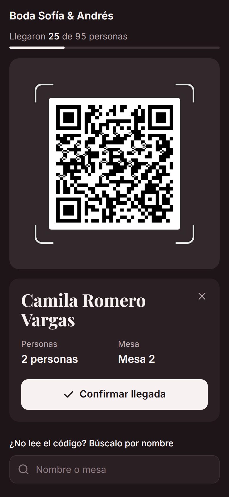 Escáner de la entrada leyendo el código QR de una invitada