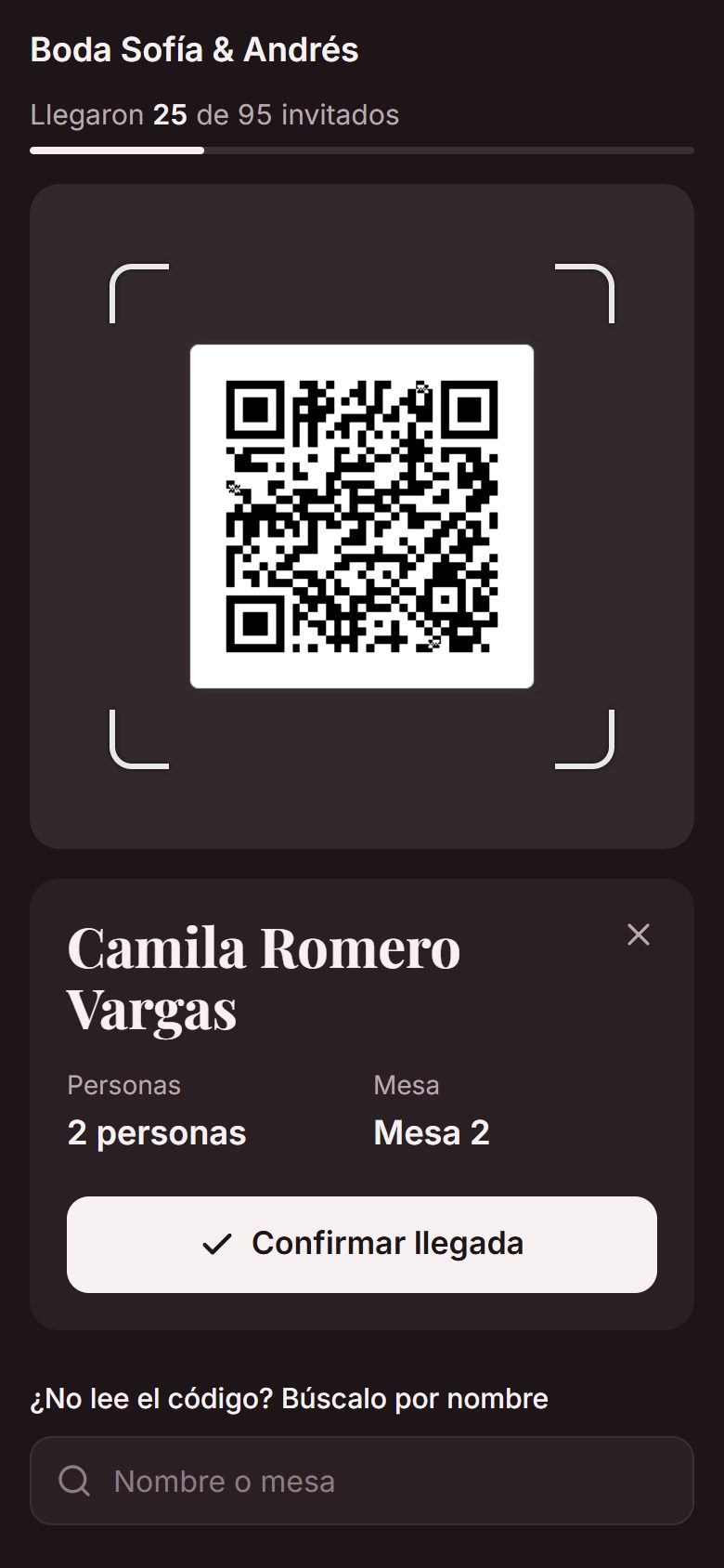 Escáner de la entrada leyendo el código QR de una invitada